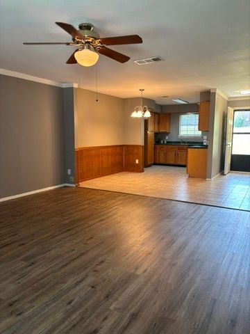 22 E Townhouse Lane 31, Grand Prairie, TX 75052
