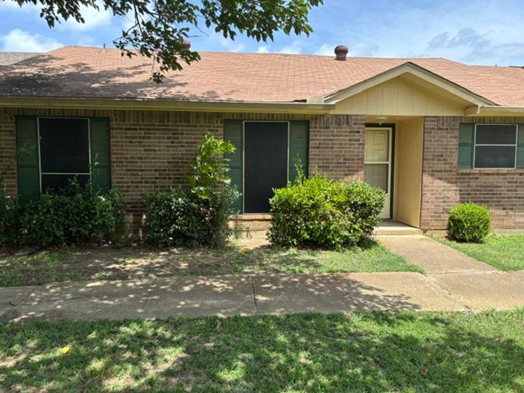 22 E Townhouse Lane 31, Grand Prairie, TX 75052