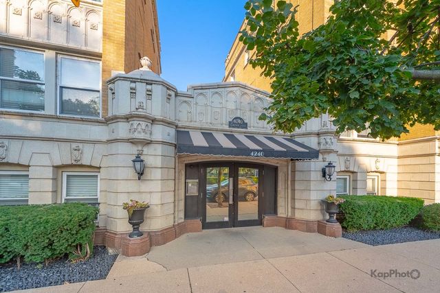 4240 N Clarendon Avenue 200S, Chicago, IL 60613