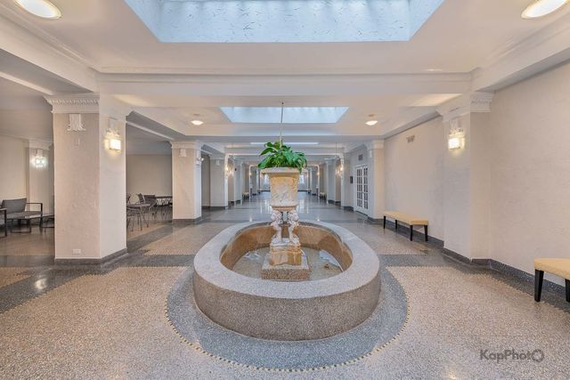 4240 N Clarendon Avenue 200S, Chicago, IL 60613