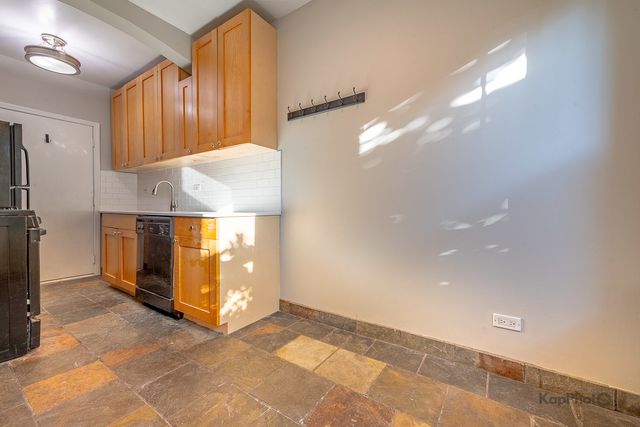 4240 N Clarendon Avenue 200S, Chicago, IL 60613