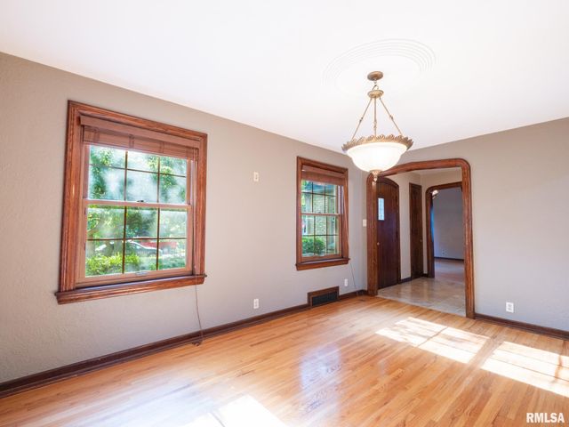 712 S 6TH Street, Pekin, IL 61554