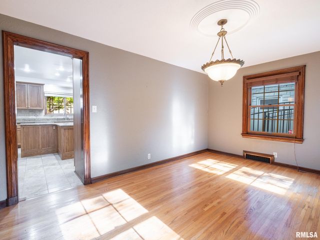 712 S 6TH Street, Pekin, IL 61554