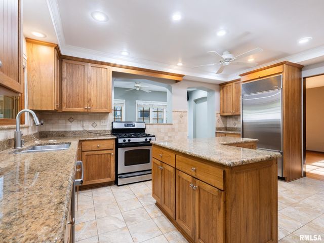 712 S 6TH Street, Pekin, IL 61554