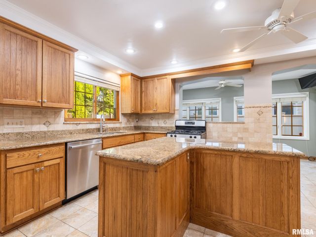 712 S 6TH Street, Pekin, IL 61554