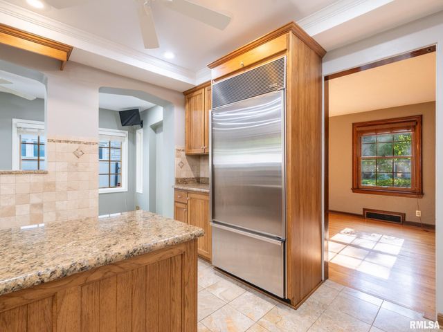 712 S 6TH Street, Pekin, IL 61554