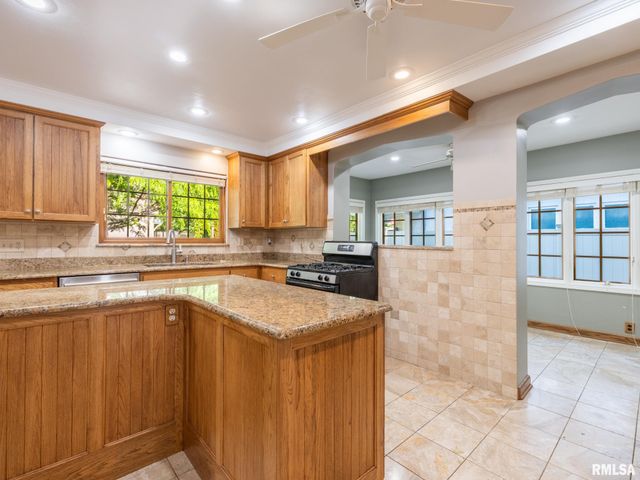 712 S 6TH Street, Pekin, IL 61554
