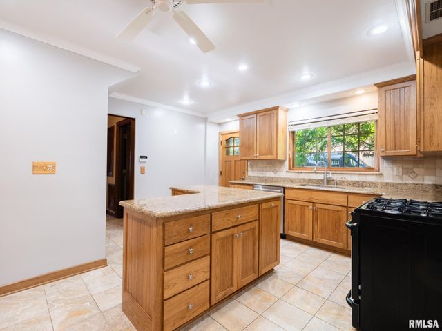 712 S 6TH Street, Pekin, IL 61554