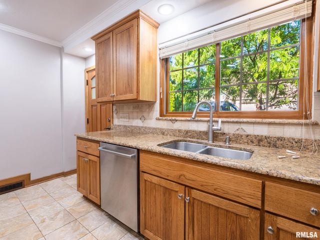 712 S 6TH Street, Pekin, IL 61554