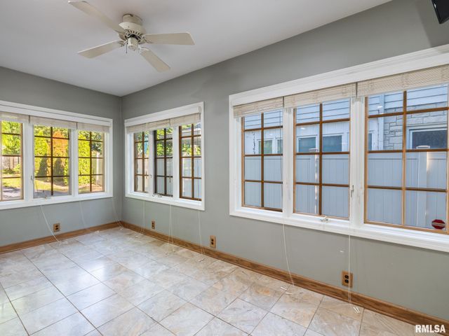 712 S 6TH Street, Pekin, IL 61554