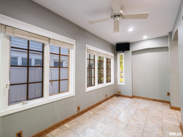 712 S 6TH Street, Pekin, IL 61554