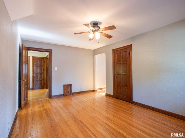 712 S 6TH Street, Pekin, IL 61554