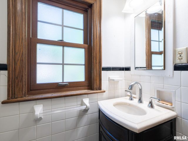712 S 6TH Street, Pekin, IL 61554