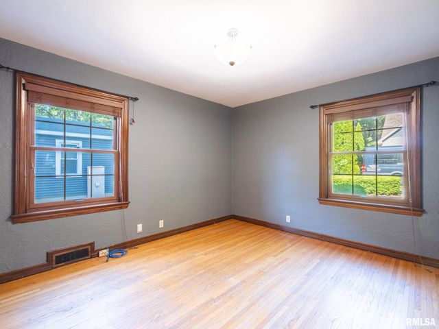 712 S 6TH Street, Pekin, IL 61554