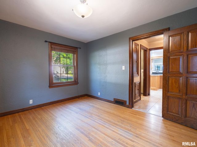 712 S 6TH Street, Pekin, IL 61554
