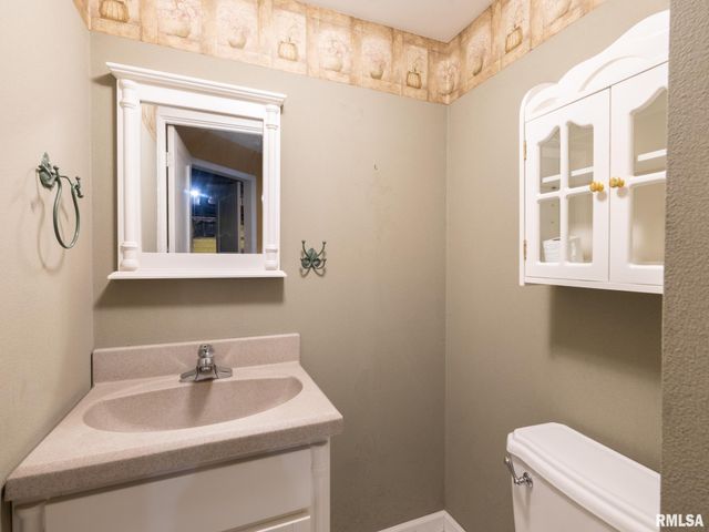 712 S 6TH Street, Pekin, IL 61554
