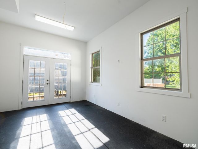 712 S 6TH Street, Pekin, IL 61554