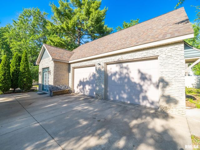 712 S 6TH Street, Pekin, IL 61554