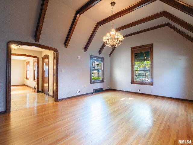 712 S 6TH Street, Pekin, IL 61554