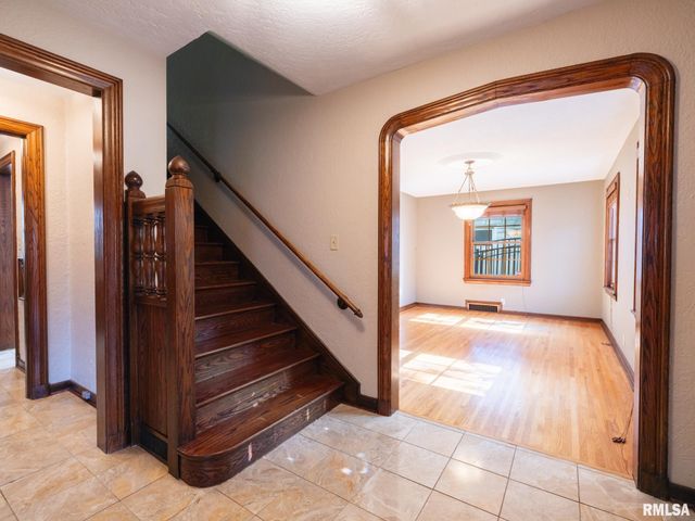 712 S 6TH Street, Pekin, IL 61554