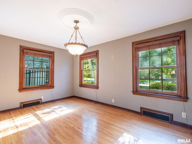 712 S 6TH Street, Pekin, IL 61554