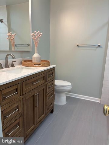 14657 WINTERFIELD DR, Centreville, VA 20120