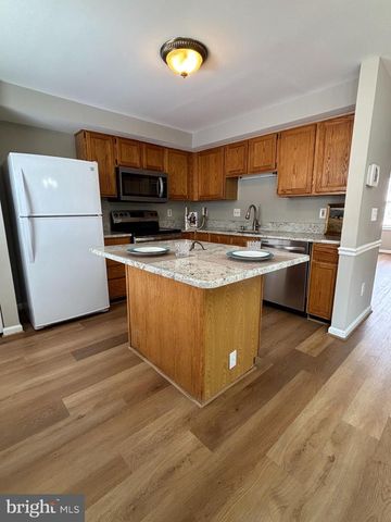 14657 WINTERFIELD DR, Centreville, VA 20120