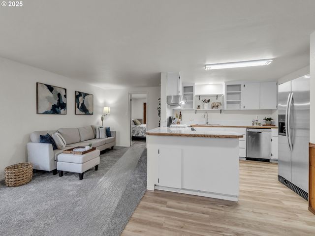 184 GREENWOOD Dr, Jefferson, OR 97352