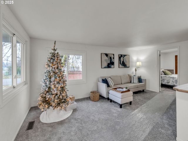 184 GREENWOOD Dr, Jefferson, OR 97352