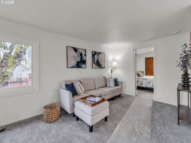 184 GREENWOOD Dr, Jefferson, OR 97352