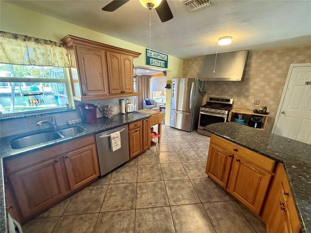 201 SE 3rd Ave, Pompano Beach, FL 33060