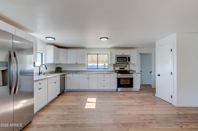 7580 W Lowell Drive, Kirkland, AZ 86332