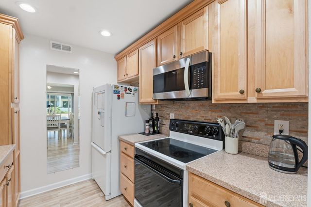 5 Avon Drive 5S, East Windsor, NJ 08520