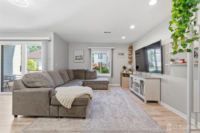 5 Avon Drive 5S, East Windsor, NJ 08520