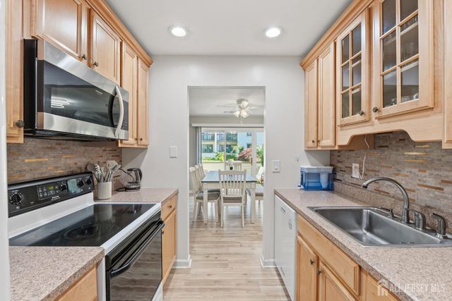 5 Avon Drive 5S, East Windsor, NJ 08520