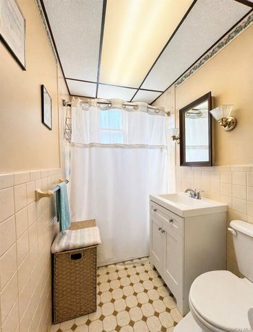 72-15 73 Street, Glendale, NY 11385