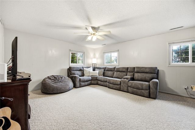 3855 Tomahawk Trail SE, Cedar Rapids, IA 52403