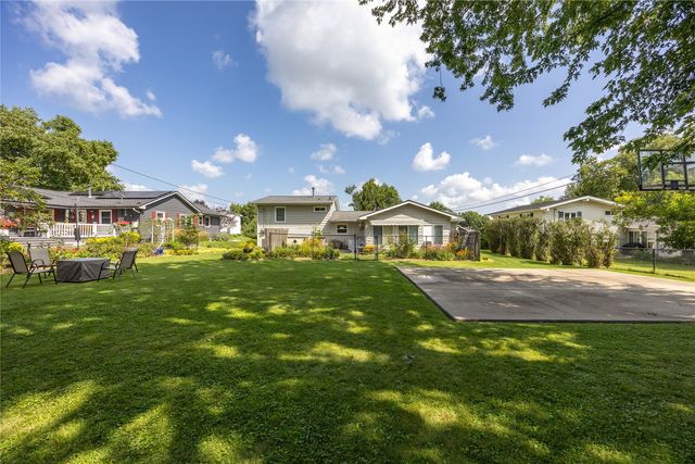 3855 Tomahawk Trail SE, Cedar Rapids, IA 52403