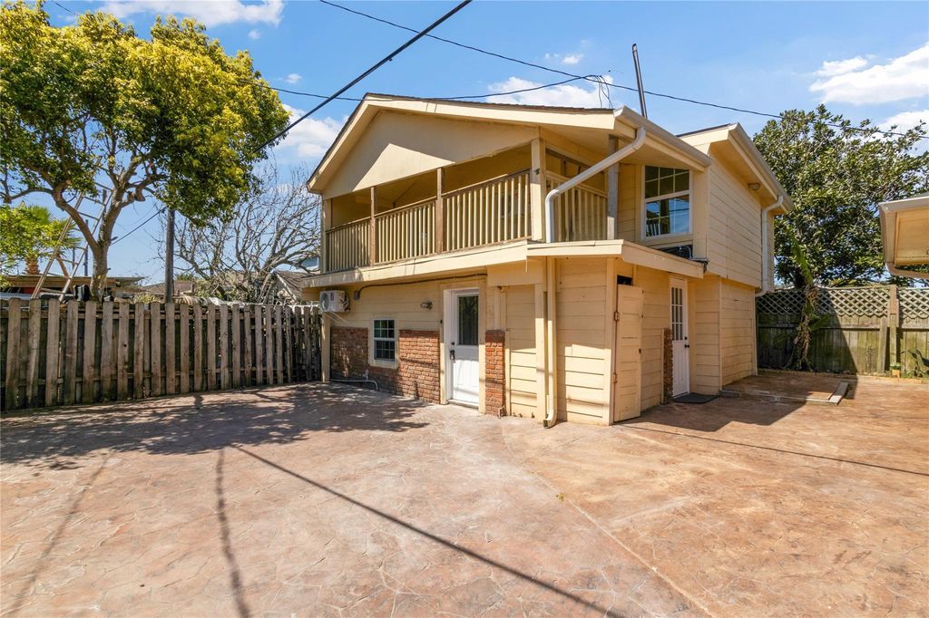2507 37th Street B, Galveston, TX 77550