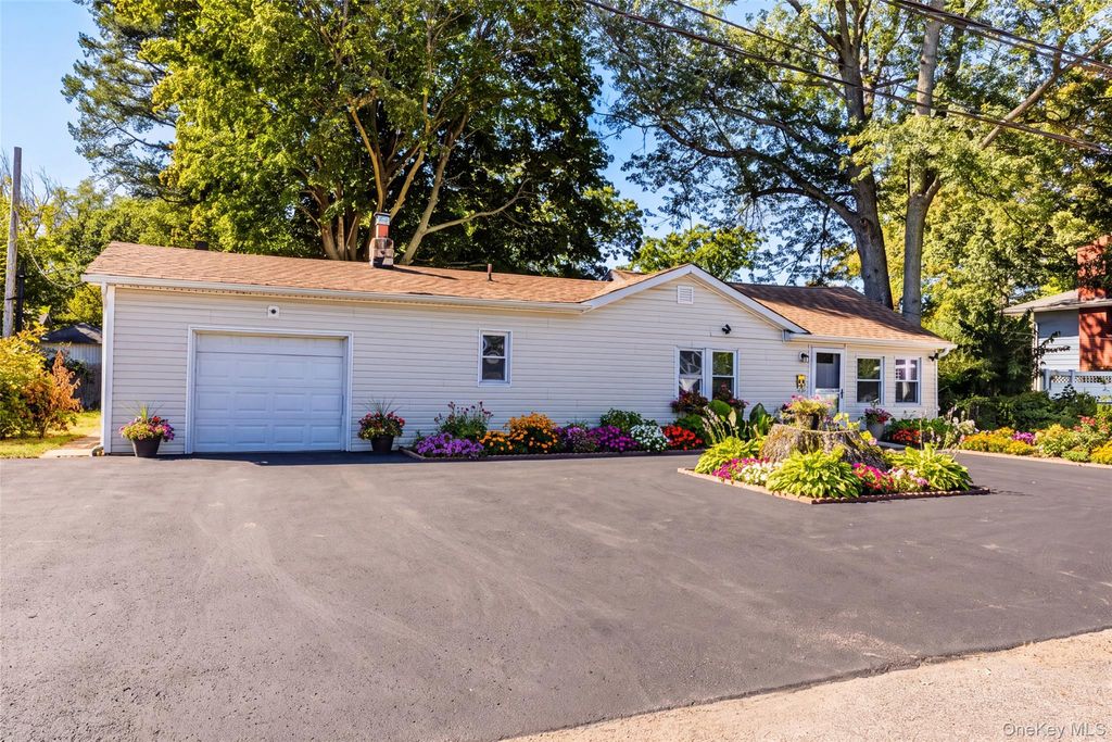 20 Buchanan Avenue, Wheatley Heights, NY 11798 — photo 2