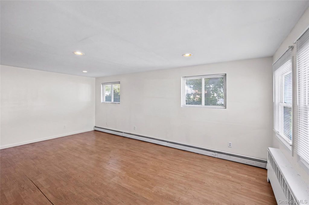 20 Buchanan Avenue, Wheatley Heights, NY 11798 — photo 4