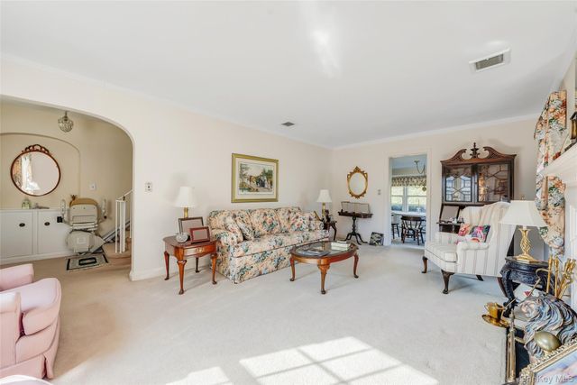 15 Seeley Court, Malverne, NY 11565