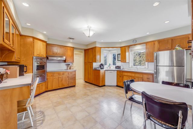 15 Seeley Court, Malverne, NY 11565