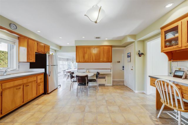 15 Seeley Court, Malverne, NY 11565