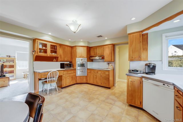 15 Seeley Court, Malverne, NY 11565