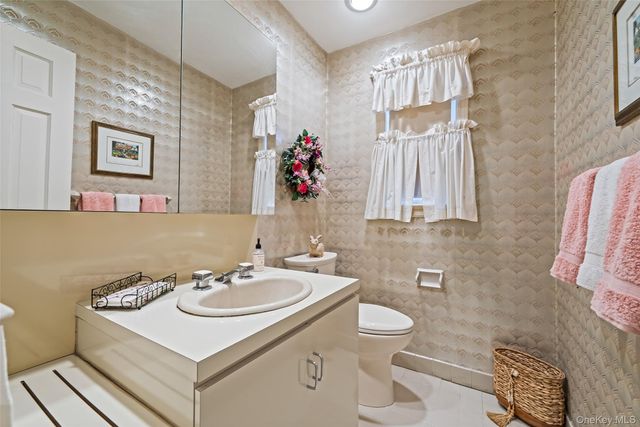 15 Seeley Court, Malverne, NY 11565