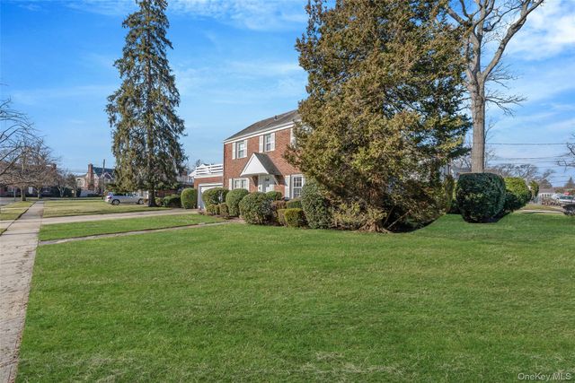 15 Seeley Court, Malverne, NY 11565