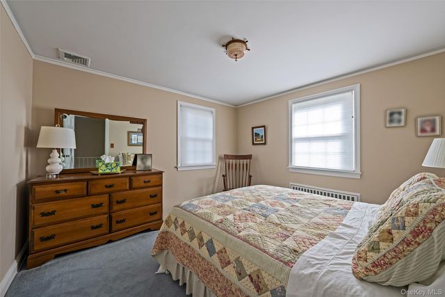 15 Seeley Court, Malverne, NY 11565