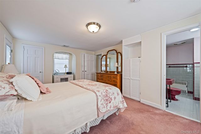 15 Seeley Court, Malverne, NY 11565