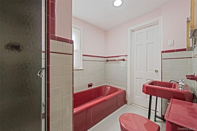 15 Seeley Court, Malverne, NY 11565